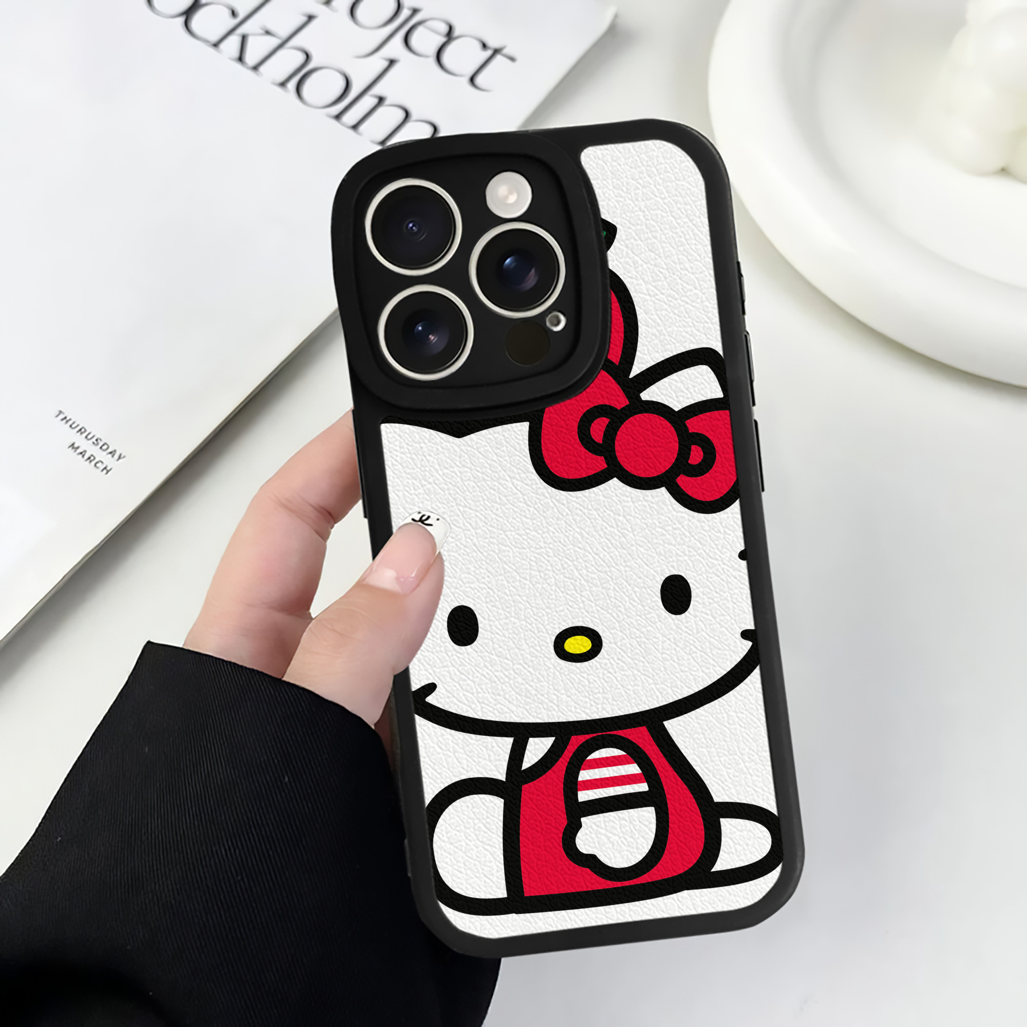 （画像用） Hello Kitty ハローキティ 【iPhone 16シリーズ対応】シリコンスマホケース（レザー調） 材質：シリコン
